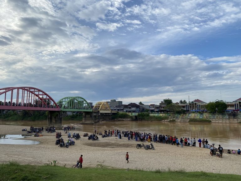 Bocah Sembilan Tahun Hanyut Dialiran Sungai Batang Tembesi, Tepat Dibawah Jembatan Beatrix