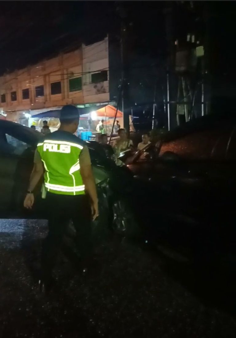 Kecelakaan Tengah Malam, Mobil Dinas Milik PN Sarolangun Ringsek Dibagian Depan