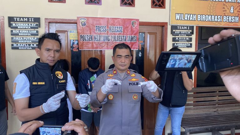 Bandar Sabu di Jambi Diciduk Bareng Teman Dan Wanitanya di Kamar Kos