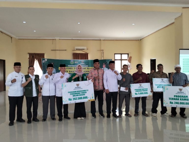 Bupati Sarolangun Serahkan Bantuan Beasiswa Dari Baznas, 105 Mahasiswa Kecipratan Rp 2,5 Juta