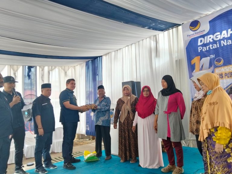 Peringati Hari Jadi, Nasdem Sarolangun Berbagi Sembako