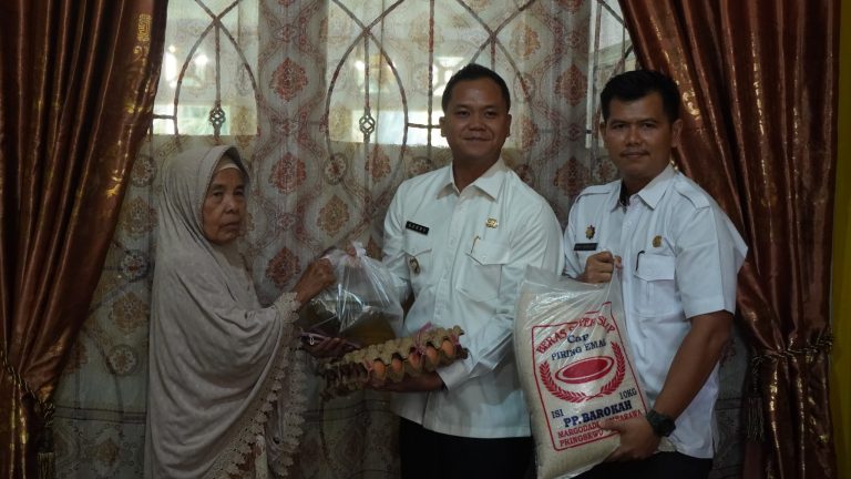 Wabub Sarolangun Serahkanan Bantuan ke 93 Orang Warga Miskin Ekstrem di Bathin Vlll
