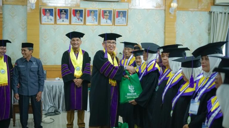Bupati Sarolangun Saksikan Wisuda Akbar 148 Lansia