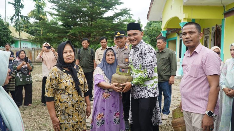 Bantu Atasi Kelangkaan Gas LPG 3 Kg, Bupati Sarolangun Pantau Penggelaran Operasi Pasar