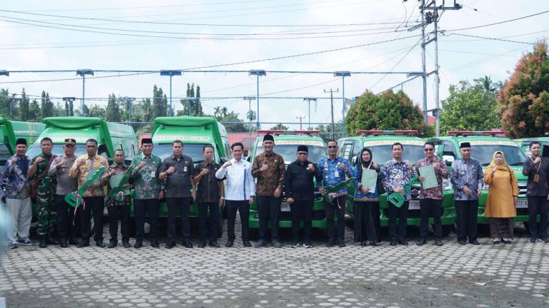 Bupati Sarolangun Serahkan 7 Unit Mobil Untuk Program Dokter Maju