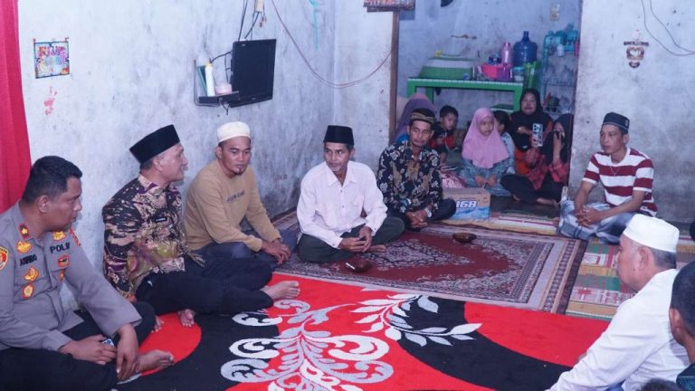 Bupati Hurmin Sambangi Rumah Duka Korban Tertimbun Longsor Tambang Emas Ilegal