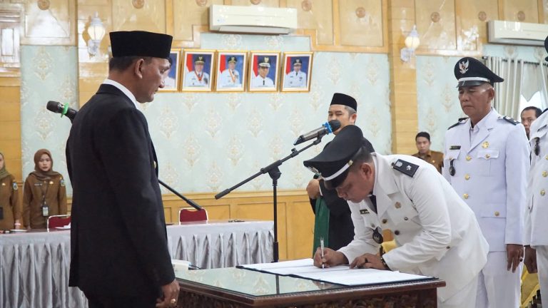 Bupati Hurmin Lantik 4 Kepala Desa Antar Waktu Dan Pj Kades di Sarolangun